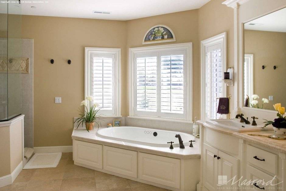 Окно в ванной комнате – преимущество и нюансы декора