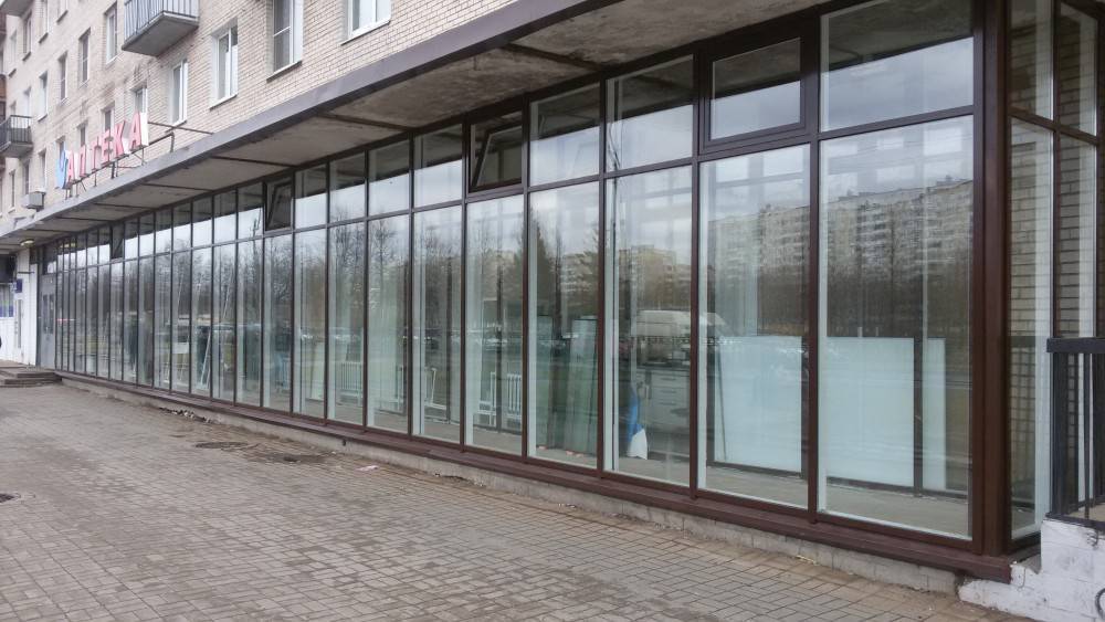 Витрины из стекла – отличное решение для фасада магазина или банка