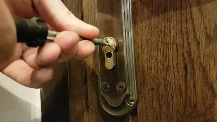 Как открыть межкомнатную дверь без ключа - пошаговая инструкция с фото