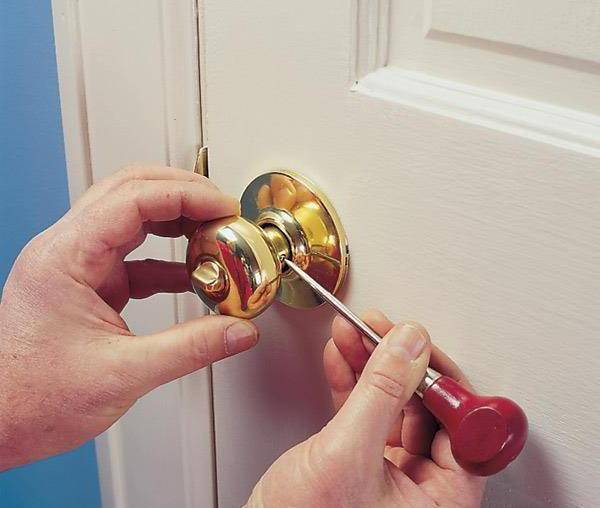 Как снять дверную ручку межкомнатной двери: круглую и других форм