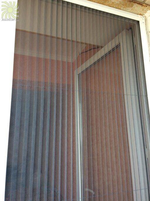 Выбор и установка москитной сетки на дверь балкона