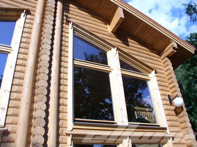 Качественная внутренняя и наружная отделка пластиковых окон в деревянном доме