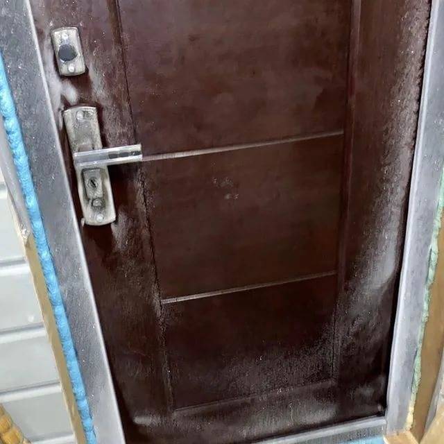 Потеет входная металлическая дверь: как я смог избавиться от конденсата
