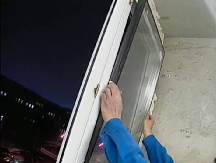Замена стеклопакета в пластиковом окне на балконе: замер, демонтаж