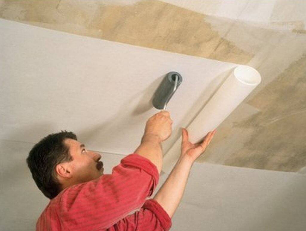 Как оклеить потолок обоями