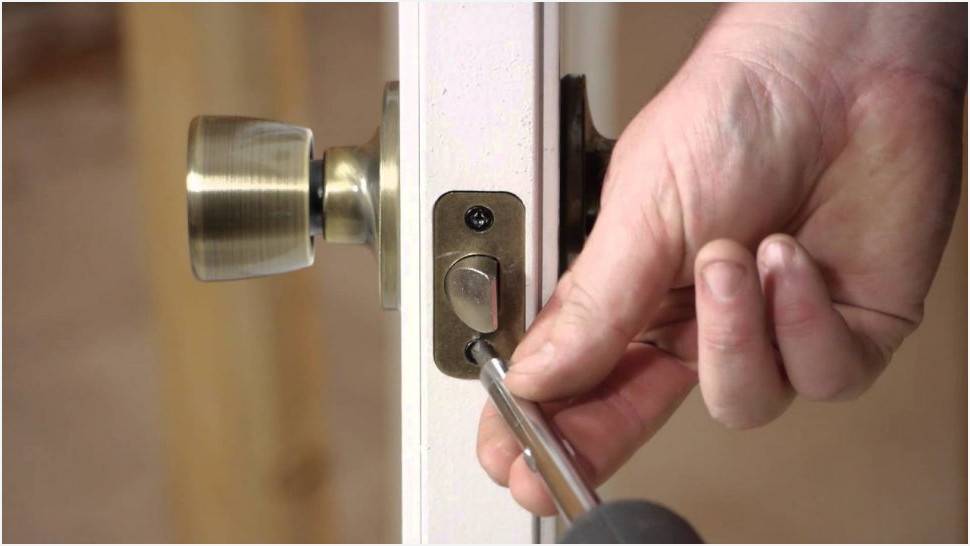 Как открыть магнитный замок на межкомнатной двери?