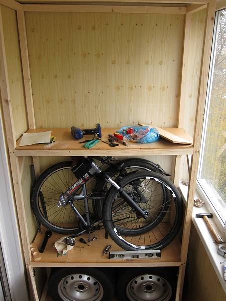 Хранение велосипеда сезонное на балконе в квартире, в гараже, способы и идеи, варианты креплений на стене, чехлы и стойки для дома