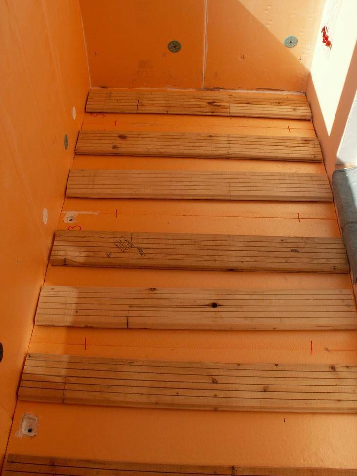 Особенности укладки ламината на балконе: отделка потолка, стен и пола