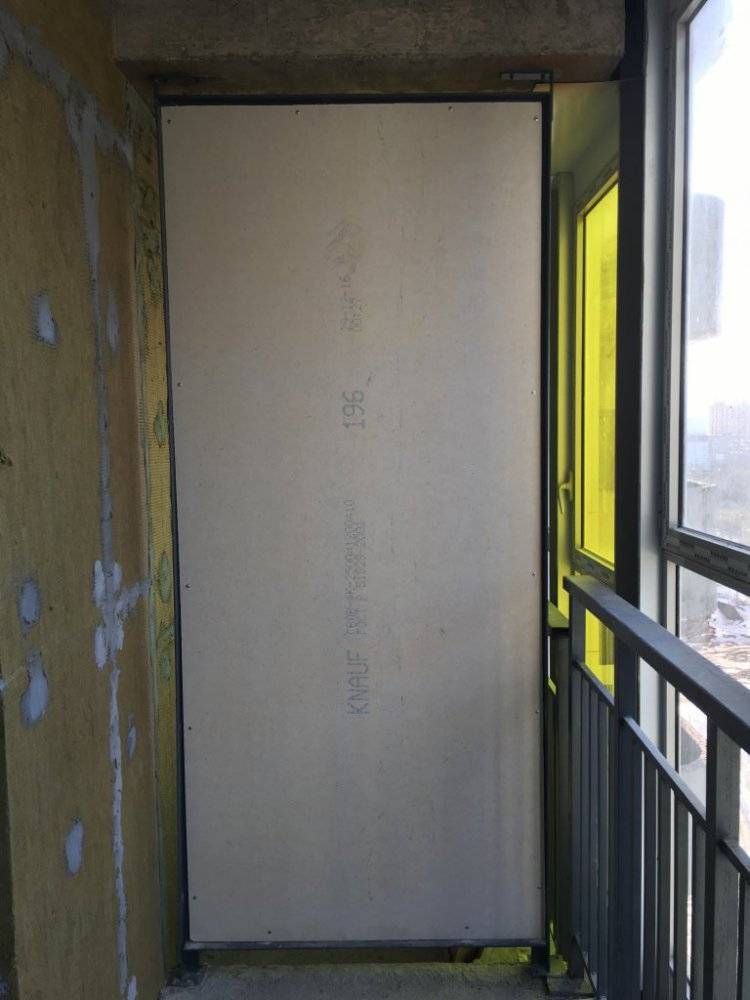 Если нужна надежная балконная перегородка, узнайте, как ее сделать самому - интерьер