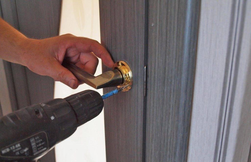 Как отремонтировать дверную ручку с защелкой - всё о межкомнатных и входных дверях