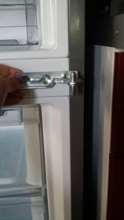 Как перевесить дверь холодильника «индезит»: пошаговая инструкция