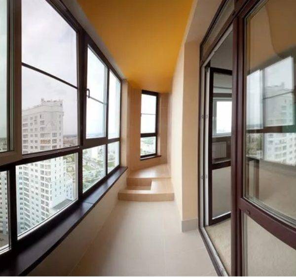Остекление балконов и лоджий алюминиевым профилем, преимущества и недостатки
