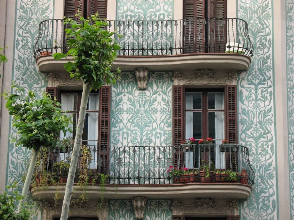 Французские балконы в многоквартирных и частных домах