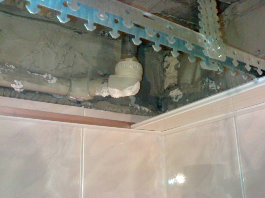 Потолок в ванной из пластиковых панелей: пвх, своими руками. как сделать, монтаж, светильники, каркас, размеры, деревянный