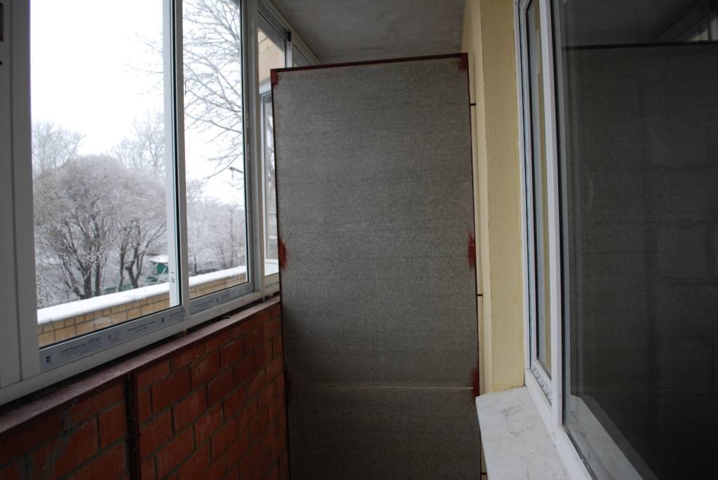 Перегородка на балконе: виды материала и способы монтажа