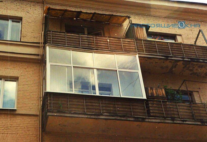 Как лучше остеклить балкон пластиком или алюминием -