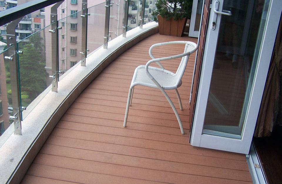 Как укладывать террасную доску на балконе