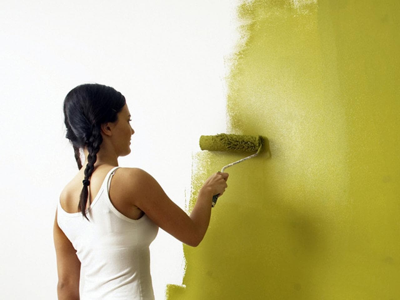 Как самостоятельно покрасить обои под покраску. Краска для стен. Покрашенные стены. Красивая краска для стен. Окрашивание неровных стен.