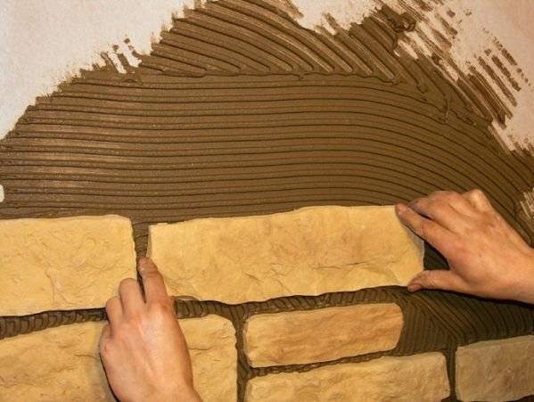 Декоративная гипсовая плитка под камень и кирпич: плюсы и минусы, укладка и изготовление