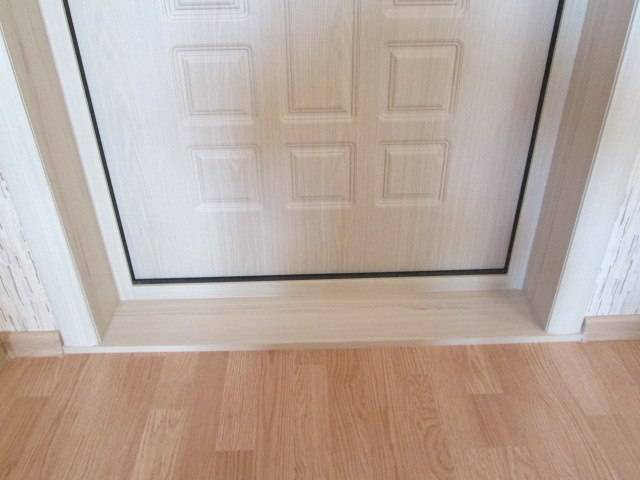 Как сделать порог у входной двери в квартире правильно: металлические и деревянные пороги, отделка, как залить для межкомнатных дверей, фото и видео