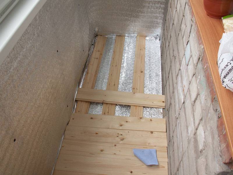 Как сделать деревянный пол на балконе – инструкция по установке и обработке