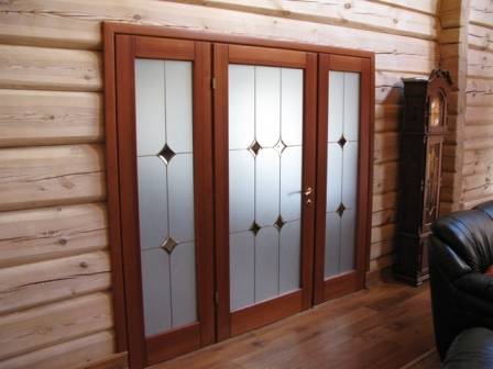 Установка межкомнатной двери в перегородке деревянного дома