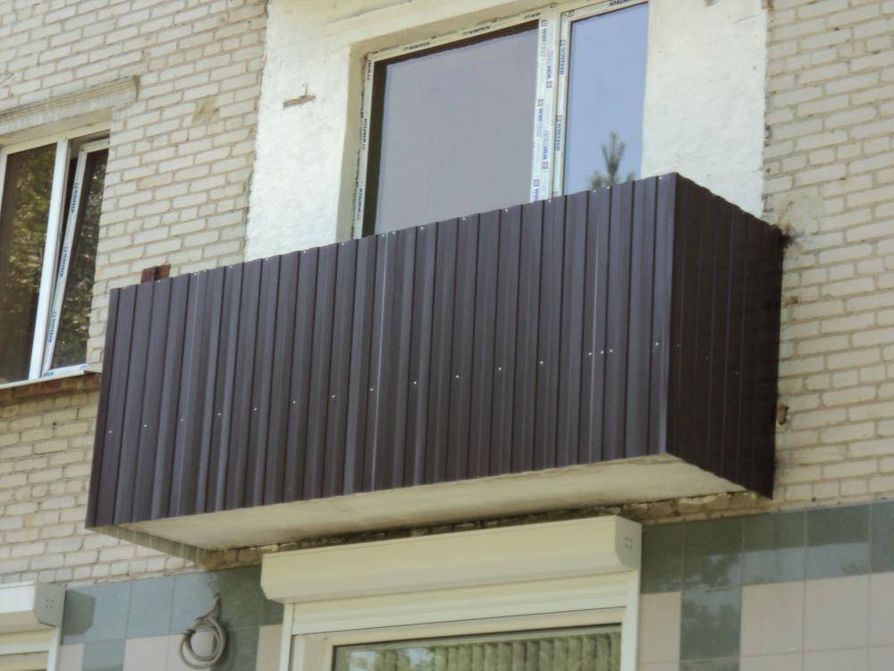 Как отделать балкон профнастилом своими руками? отделка снаружи и внутри – пошагово