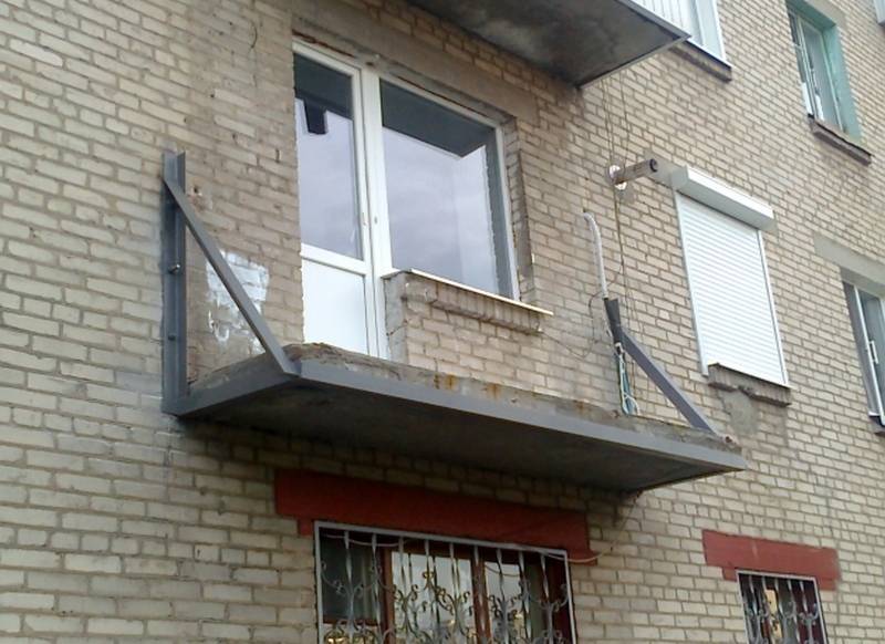 Ремонт лоджии и балкона своими руками: плиты и отделка в хрущевке, чем заделать щели