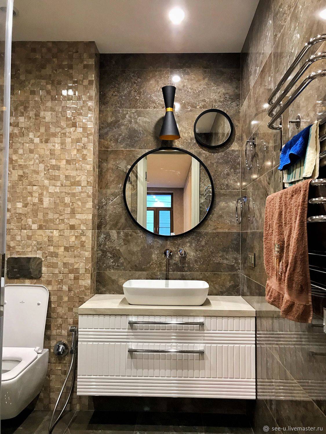 Зеркала в гостиной - топ-160 фото и видео идей оформления гостиной зеркалами. правила использования зеркал. декоративное освещение зеркал в гостиной