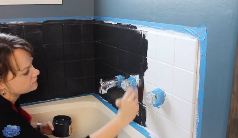 Как покрасить кафельную плитку в ванной