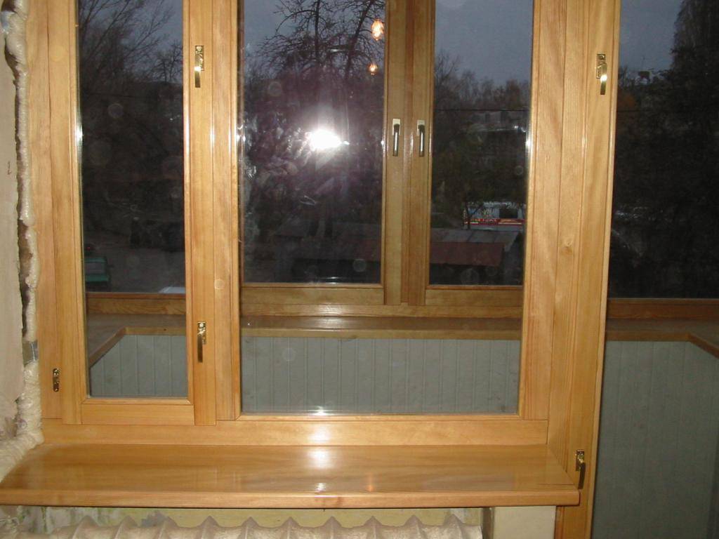 Деревянные окна из сосны: со стеклопакетом, из массива и другие разновидности, характеристики, особенности монтажа и ухода