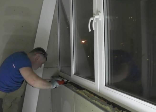 Как закрепить пластиковый подоконник на балконе