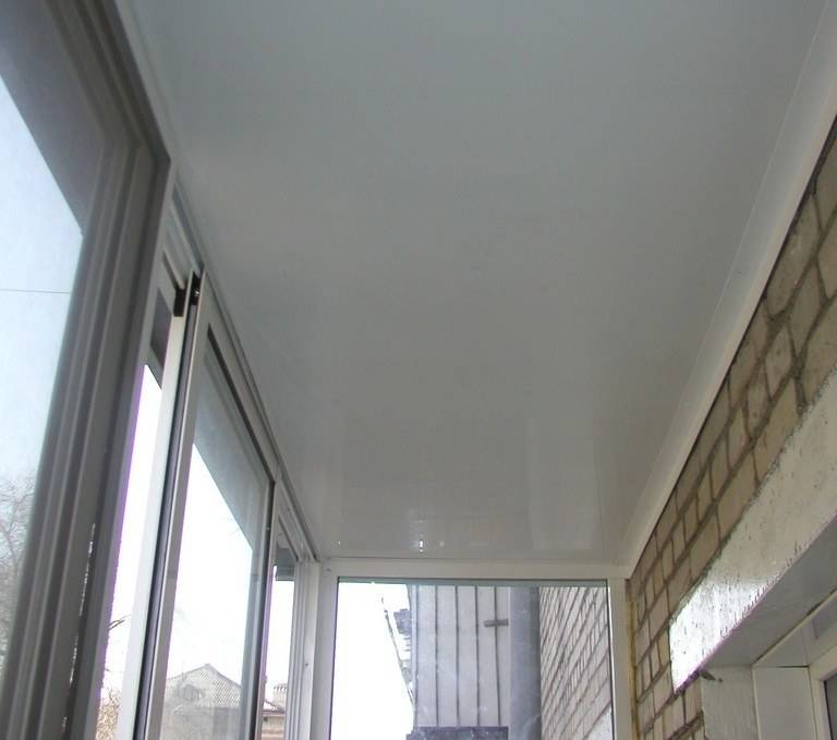 Можно ли делать натяжной потолок на балконе?