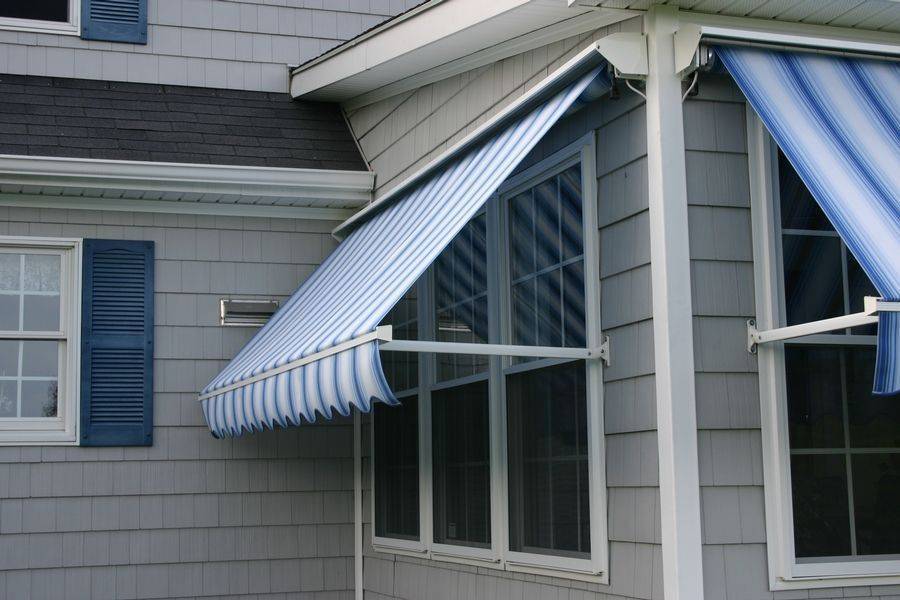 Как быстро защитить балкон от жары и солнца