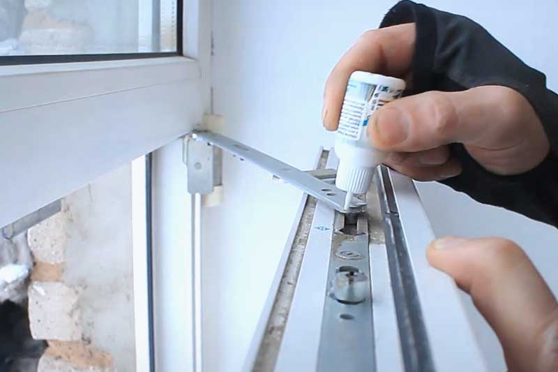Как смазывать пластиковые окна: плюсы, как обработать уплотнители, механизмы