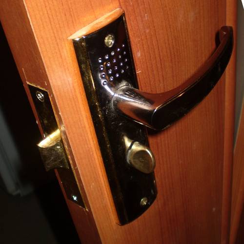 Установка дверной ручки на межкомнатную дверь своими руками - пошаговая инструкция