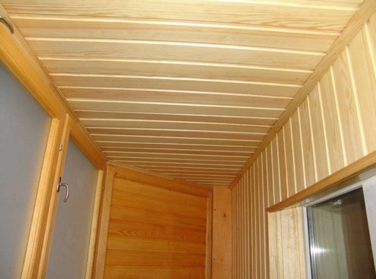 Отделка балкона вагонкой – как правильно обшить потолок