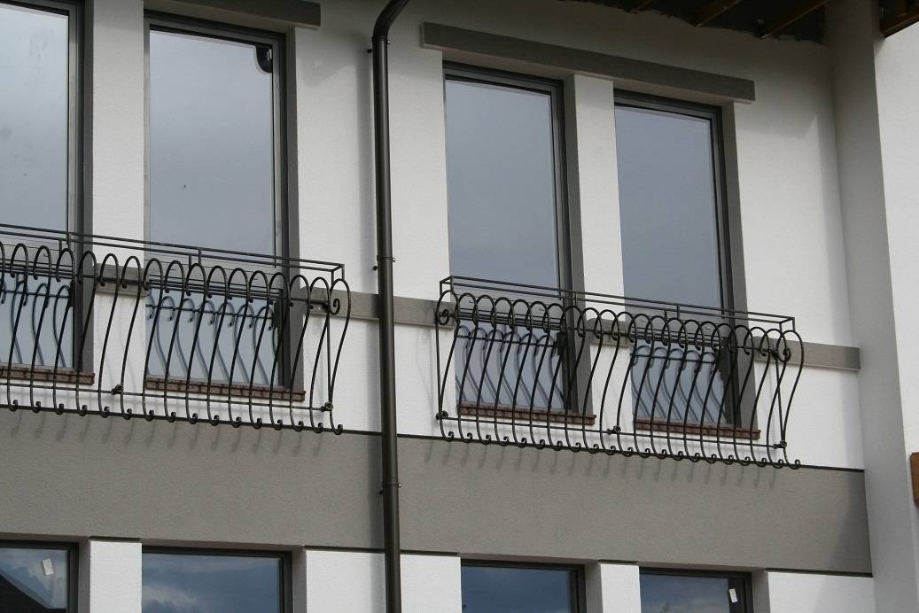 Перила на балкон: виды ограждений и правила установки