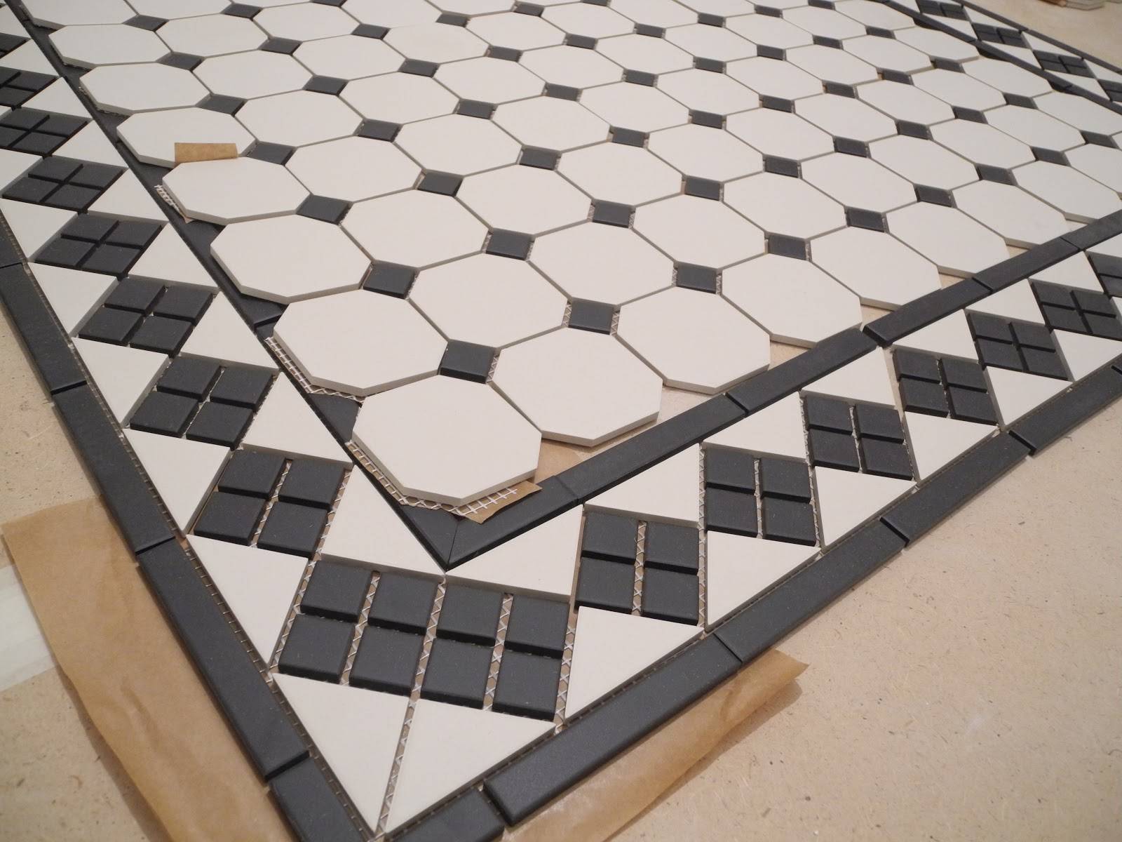 Напольная плитка со вставками белые модели с декоративными квадратиками на пол, использование квадратных вставок из керамогранита для расстановки акцентов