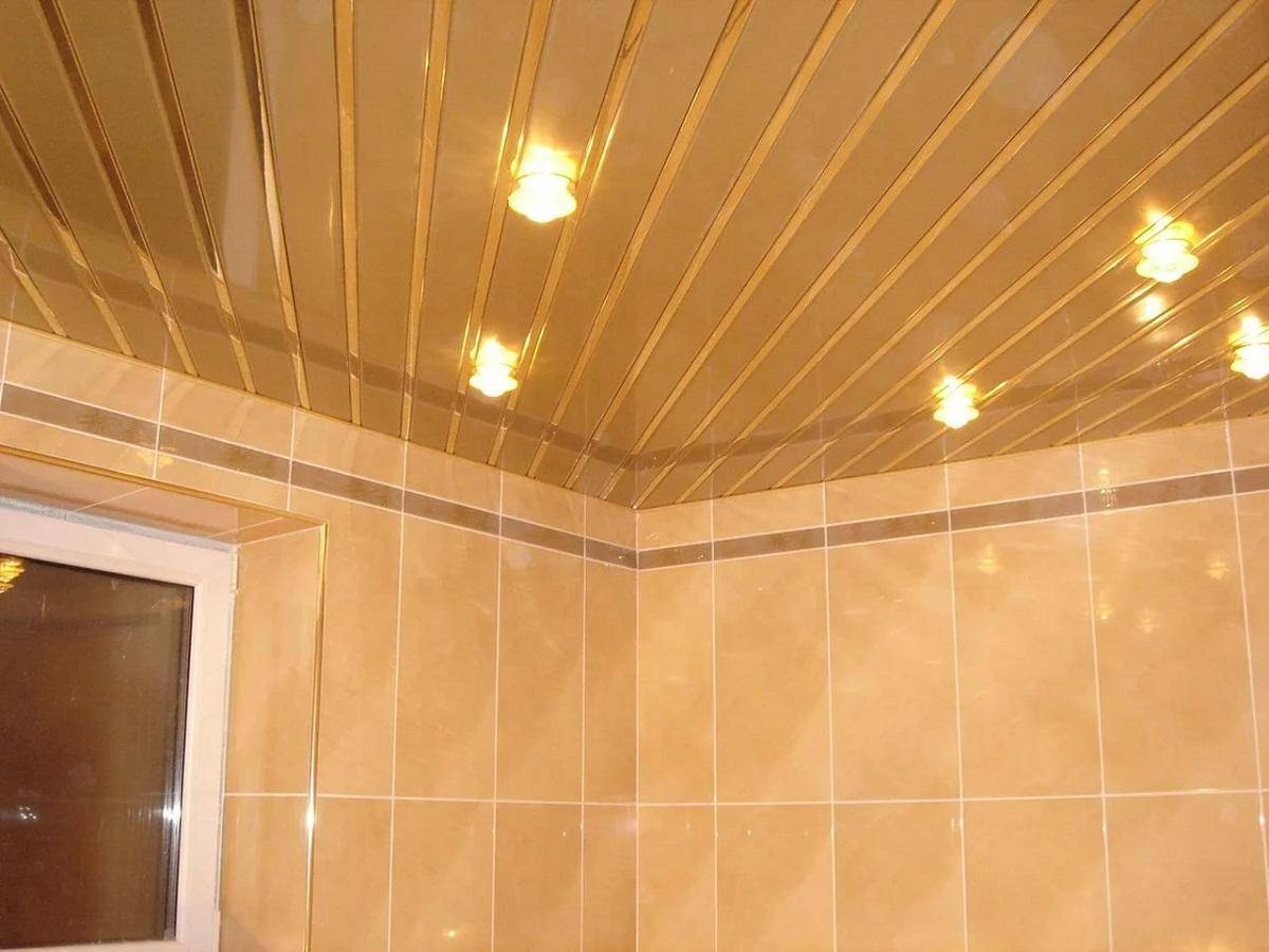 варианты отделки потолка ванной комнаты