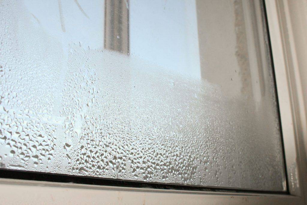 Почему в доме потеют пластиковые окна