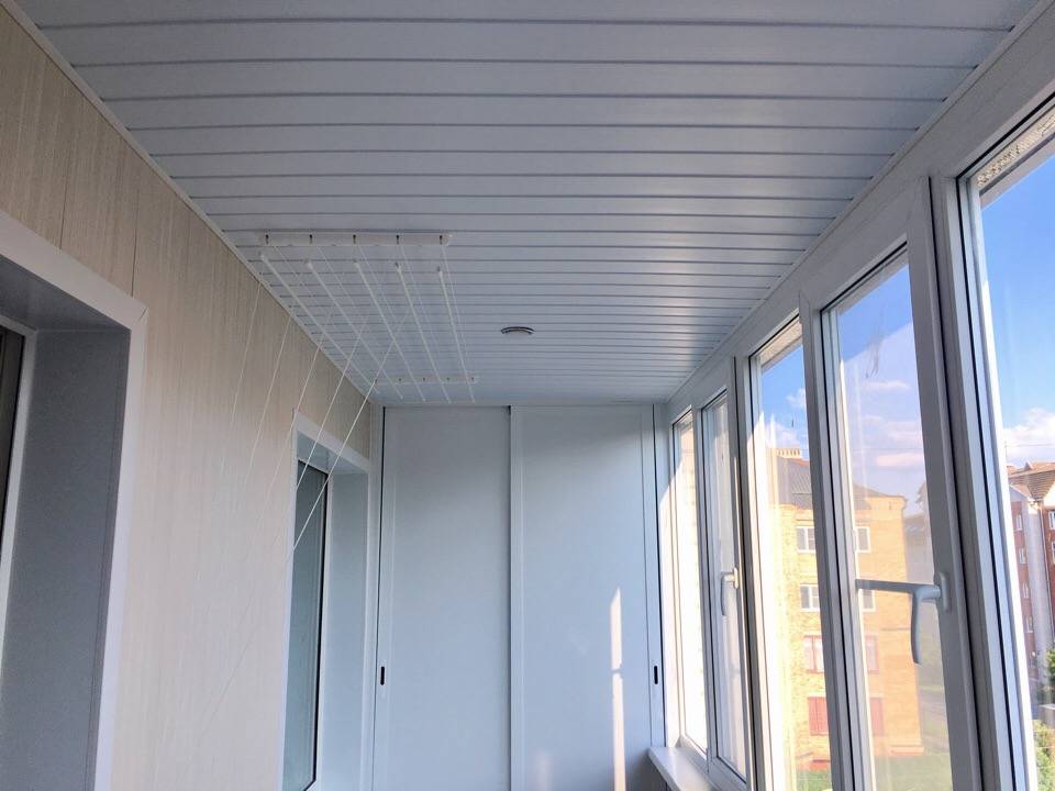 Потолок на балконе - из чего лучше сделать, обзор материалов для отделки