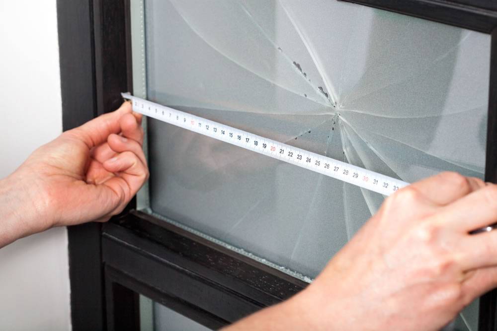 Трещина на стекле окна: причины и методы устранения