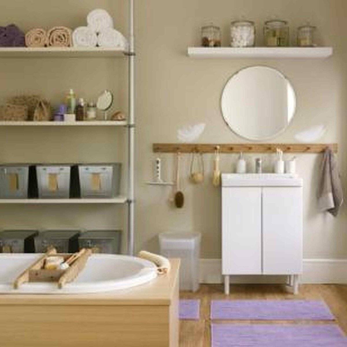 Интересные стилевые решения полок для ванной комнаты