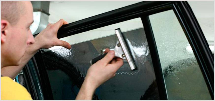 Как снять пленку со стекла в домашних условиях и оттереть остатки клея с окон авто