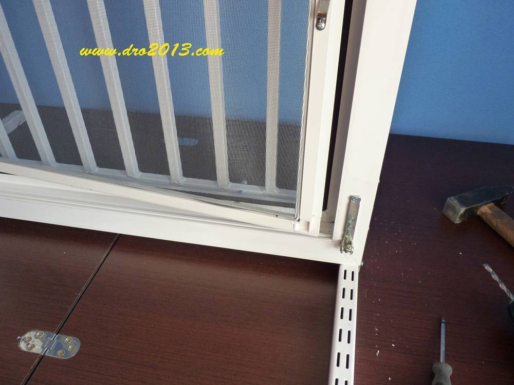 Москитная сетка на дверь балкона - виды сетки, на магнитах, рулонные, плиссе