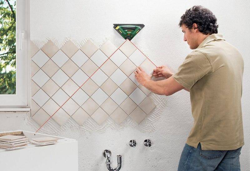 Как класть плитку на стену на кухне: своими руками на штукатурку, шпаклевку