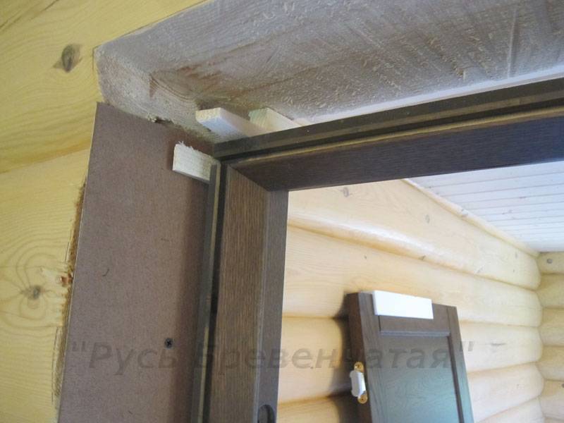 Как устанавливать двери в деревянном доме