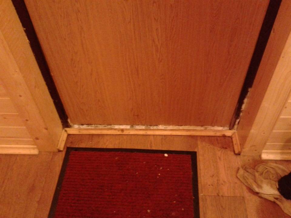 Как утеплить дверной проем входной двери?