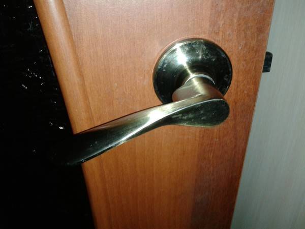 Ремонтируем дверную ручку входной металлической двери